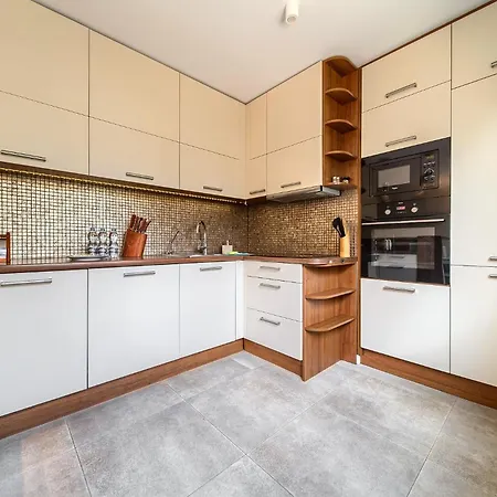 Babiego Lata Spacious *