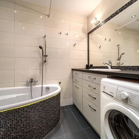 Babiego Lata Spacious *